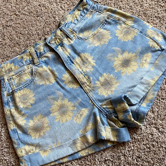 American Eagle Sunflower Shorts - Picture 1 of 2